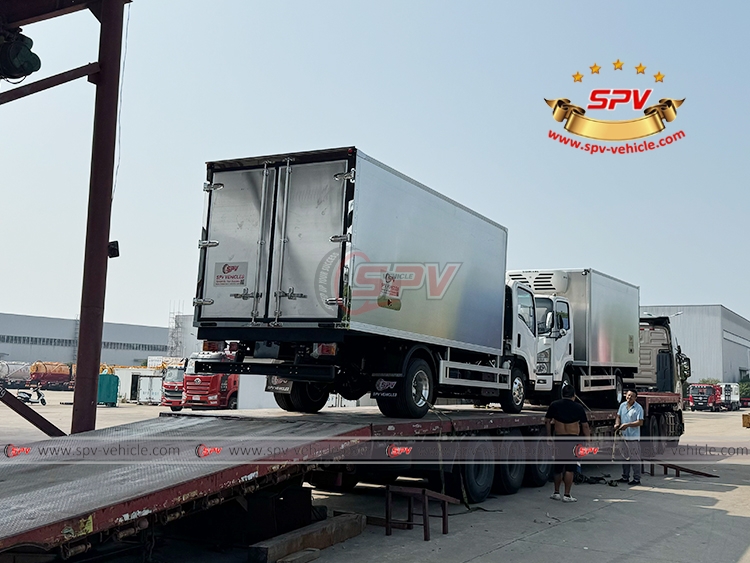 2 Units of Refrigerator Trucks Are Loading onto Flatbed Trailer